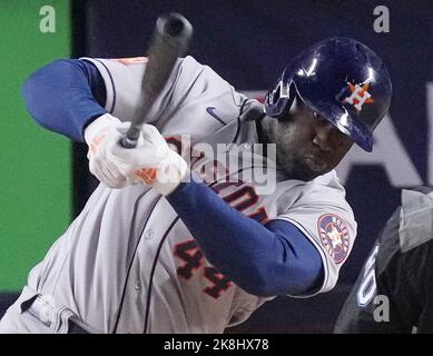 New York, Stati Uniti. 23rd Ott 2022. Houston Astros Jordan Alvarez colpisce un singolo rbi nella settima edizione di Ning Against the New York Yankees nella quarta partita della American League Championship Series allo Yankee Stadium di New York, domenica 23 ottobre 2022. Foto di Ray Stubblebine/UPI Credit: UPI/Alamy Live News Foto Stock