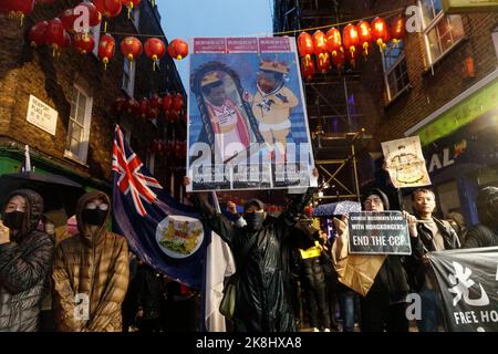 Londra, Regno Unito. 23rd Ott 2022. I manifestanti detengono bandiere e cartelli coloniali britannici a China Town a Londra, Gran Bretagna, il 23 ottobre 2022. Centinaia di persone si riuniscono a Downing Street''‹. Poi''‹ marcia all'ambasciata cinese via Chinatown sotto un improvviso temporale a Londra, per protestare contro l'incidente d'assalto in cui un protesico di Hong Kong Bob Chan, che è stato visto essere tirato nei terreni di un consolato cinese a Manchester e picchiato dal personale il 17 ottobre 2022. (Credit Image: © May James/ZUMA Press Wire) Credit: ZUMA Press, Inc./Alamy Live News Foto Stock