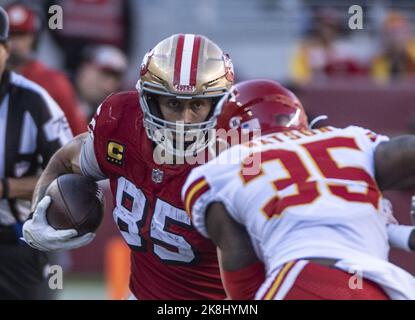 Santa Clara, Stati Uniti. 23rd Ott 2022. San Francisco 49ers Tight End George Kittle (85) cerca di mettere un passo sul caposaldo dei Kansas City Chiefs Jaylen Watson (35) al Levi's Stadium di Santa Clara, California, domenica 23 ottobre 2022. I Chiefs ubribbed il 49ers 44-23. Foto di Terry Schmitt/UPI Credit: UPI/Alamy Live News Foto Stock