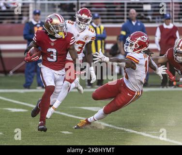 Santa Clara, Stati Uniti. 23rd Ott 2022. San Francisco 49ers Ray-Ray McCloud III (3) restituisce un calcio d'inizio contro i Kansas City Chiefs al Levi's Stadium di Santa Clara, California, domenica 23 ottobre 2022. I Chiefs ubribbed il 49ers 44-23. Foto di Terry Schmitt/UPI Credit: UPI/Alamy Live News Foto Stock