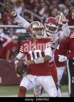 Santa Clara, Stati Uniti. 23rd Ott 2022. Jimmy Garoppolo (10) viene saccheggiato in sicurezza dal capo difensivo Frank Clark (55) di Kansas City Chiefs nel quarto trimestre del Levi's Stadium di Santa Clara, California, domenica 49ers 23 ottobre 2022. I Chiefs ubribbed il 49ers 44-23. Foto di Terry Schmitt/UPI Credit: UPI/Alamy Live News Foto Stock