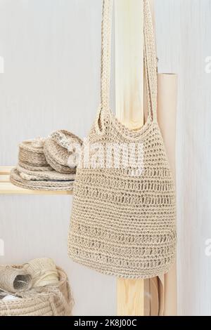 borsa a spalla lavorata a mano in juta. boho eco shopper, riutilizzabile sostenibile shopping. Borsa fai da te, stile di vita senza sprechi. Verticale Foto Stock