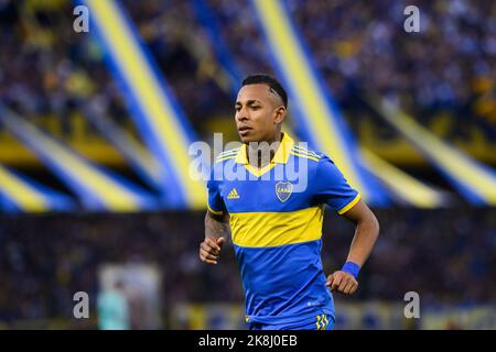 Buenos Aires, Argentina. 23rd Ott 2022. Sebastian Villa di Boca Juniors guarda su durante una partita tra Boca Juniors e Independiente come parte di Liga Profesional 2022 a Estadio Alberto J. Armando. (Punteggio finale; Boca Juniors 2:2 Independiente ) Credit: SOPA Images Limited/Alamy Live News Foto Stock