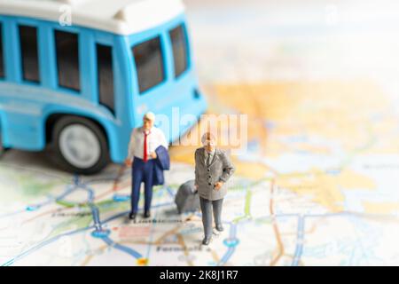 Gli uomini d'affari si affrettano e viaggiano per un lungo viaggio per una riunione di lavoro in ufficio. Foto Stock