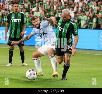 Austin, Texas, Stati Uniti. 23 ottobre 2022: Austin FC forward Diego FagÃºndez (14) lavora contro l'FC Dallas forward Paul Arriola (7) durante la seconda metà di una partita di calcio della Major League tra Austin FC e FC Dallas il 23 ottobre 2022, ad Austin. (Credit Image: © Scott Coleman/ZUMA Press Wire) Credit: ZUMA Press, Inc./Alamy Live News Foto Stock