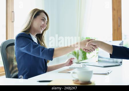 Gli imprenditori asiatici si congratulano con l'accordo tra le due aziende per aumentare gli investimenti e la forza finanziaria. Concetto di trattativa Foto Stock