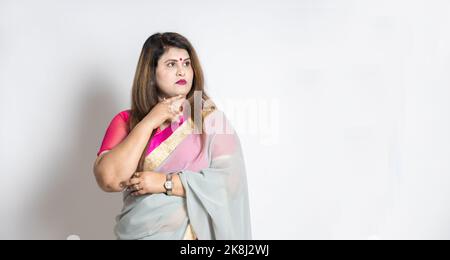 Ritratto di sovrappeso maturo bella donna indiana con saree pensare a vuoto spazio gesto isolato su sfondo bianco, Foto Stock