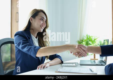 Gli imprenditori asiatici si congratulano con l'accordo tra le due aziende per aumentare gli investimenti e la forza finanziaria. Concetto di trattativa Foto Stock