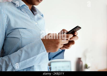 Fate evolute le vostre attività con la tecnologia intelligente. sot ritagliato di una donna d'affari irriconoscibile che utilizza uno smartphone. Foto Stock