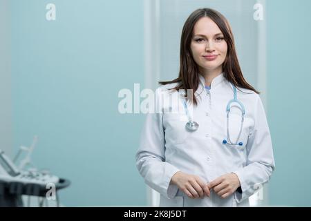 Signora medico con stetoscopio gioisce alla fine della giornata lavorativa Foto Stock