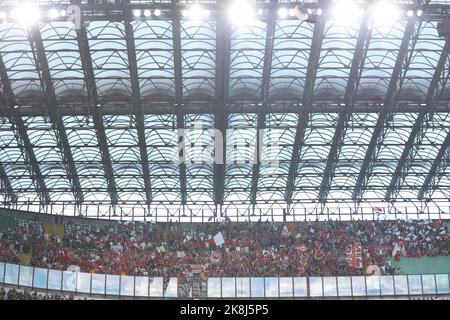 Milano, Italia. 22nd Ott 2022. Italia, Milano, ott 22 2022: I sostenitori di Monza sventolano le bandiere e mostrano i banner negli stand durante la partita di calcio AC MILAN vs MONZA, Serie A Tim 2022-2023 day11 stadio San Siro (Credit Image: © Fabrizio Andrea Bertani/Pacific Press via ZUMA Press Wire) Foto Stock