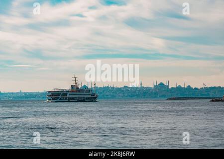 Viaggio a Istanbul foto di sfondo. Traghetto e vista della città di Istanbul dal quartiere Kadikoy. Foto Stock