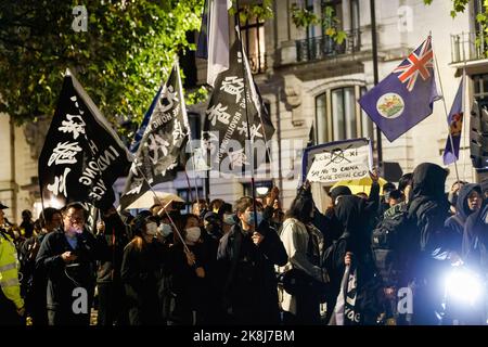 Londra, Regno Unito. 23rd Ott 2022. I manifestanti detengono bandiere durante un'assemblea del Partito comunista anti-cinese a Londra. Centinaia di persone hanno marciato sotto una tempesta di pioggia da Downing Street attraverso Chinatown all'ambasciata cinese a Londra per protestare contro l'incidente d'assalto in cui Bob Chan, un protestante di Hong Kong, Che è stato visto essere tirato nei terreni di un consolato cinese a Manchester e picchiato dal personale il 17 ottobre 2022. (Foto di May James/SOPA Images/Sipa USA) Credit: Sipa USA/Alamy Live News Foto Stock