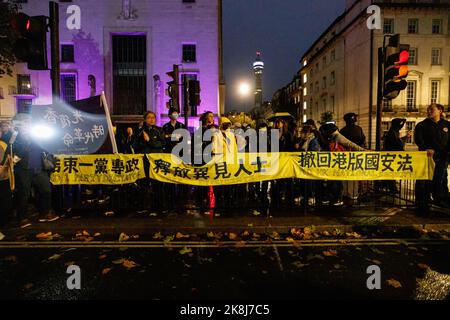 I manifestanti che hanno in mano una bandiera che dice "fine di un partito-dittatore, dissidenti liberi, No Hong Kong National Security Law” presso l'ambasciata cinese durante un'assemblea del partito comunista anti-cinese a Londra. Centinaia di persone hanno marciato sotto una tempesta di pioggia da Downing Street attraverso Chinatown all'ambasciata cinese a Londra per protestare contro l'incidente d'assalto in cui Bob Chan, un protestante di Hong Kong, Che è stato visto essere tirato nei terreni di un consolato cinese a Manchester e picchiato dal personale il 17 ottobre 2022. (Foto di May James/SOPA Images/Sipa USA) Foto Stock