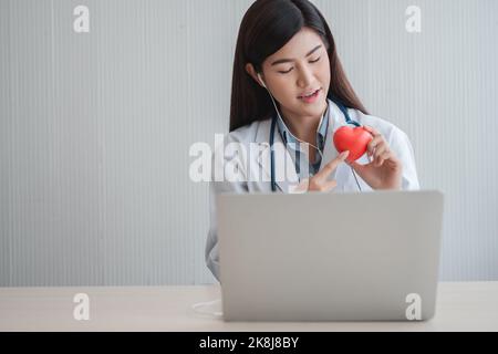 Vlog Asian woman doctor blogger influencer registrazione video blog per educare sulle malattie cardiache per i pazienti e gli studenti sul internet e social Foto Stock