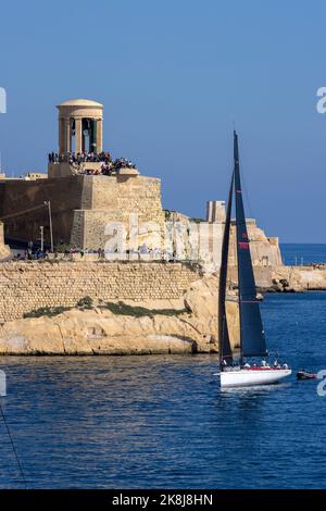 Un inizio molto lento alla 2022 edizione della Middle Sea Race a causa di condizioni quasi perfettamente calme. Foto Stock