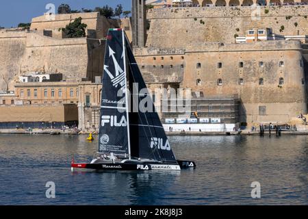 Un inizio molto lento alla 2022 edizione della Middle Sea Race a causa di condizioni quasi perfettamente calme. Foto Stock