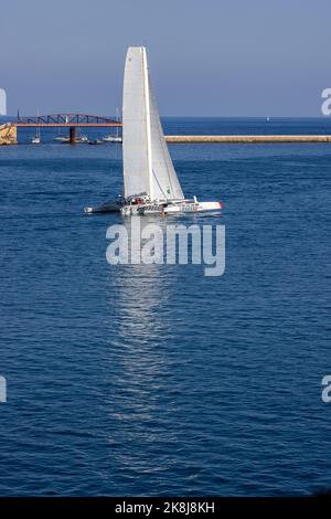 Un inizio molto lento alla 2022 edizione della Middle Sea Race a causa di condizioni quasi perfettamente calme. Foto Stock