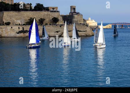 Un inizio molto lento alla 2022 edizione della Middle Sea Race a causa di condizioni quasi perfettamente calme. Foto Stock