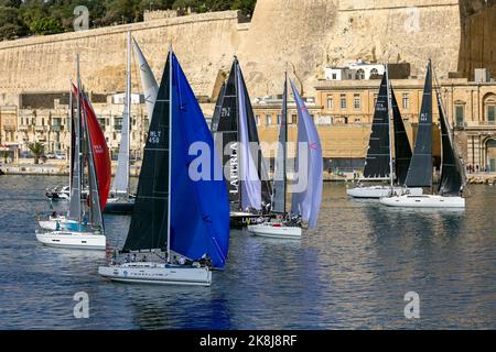 Un inizio molto lento alla 2022 edizione della Middle Sea Race a causa di condizioni quasi perfettamente calme. Foto Stock