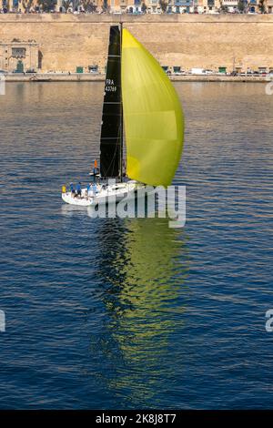 Un inizio molto lento alla 2022 edizione della Middle Sea Race a causa di condizioni quasi perfettamente calme. Foto Stock