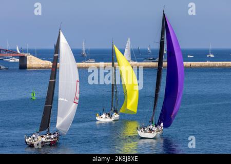 Un inizio molto lento alla 2022 edizione della Middle Sea Race a causa di condizioni quasi perfettamente calme. Foto Stock