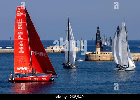 Un inizio molto lento alla 2022 edizione della Middle Sea Race a causa di condizioni quasi perfettamente calme. Foto Stock