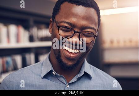 Posso dire audacemente che è il miglior designer in città. Ritratto corto di un bel giovane architetto maschio sorridente mentre si trova in un ufficio moderno. Foto Stock