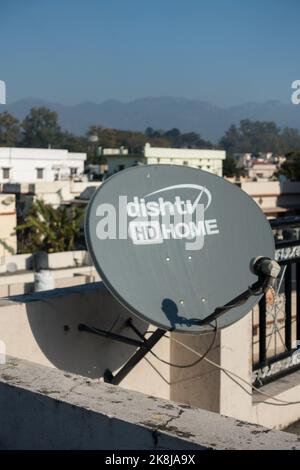 febbraio 12th 2022, Dehradun City India. Antenna parabolica TV, antenna parabolica satellitare sul tetto dell'edificio nell'area urbana. Foto Stock