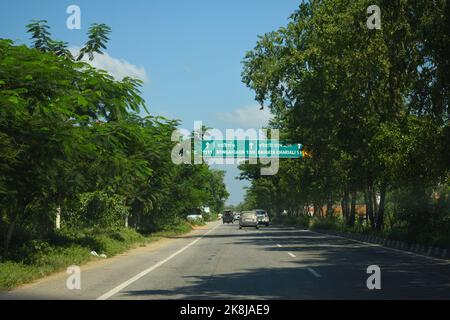 A Road Direction Board sulla National Highway 37 di Assam mostrando la distanza dei luoghi Foto Stock