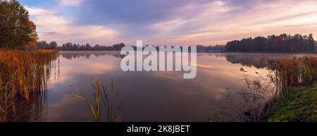 Splendidi stagni all'alba in una mattina d'autunno nebbiosa. Cielo multicolore. Grojec, Polonia Foto Stock