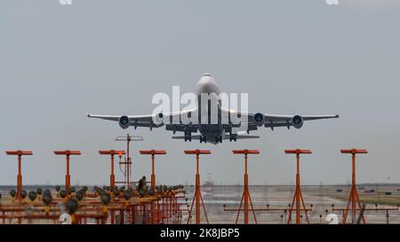 Richmond, British Columbia, Canada. 23rd Ott 2022. Un Lufthansa Boeing 747-400 Jetliner (D-ABTL) parte dall'aeroporto internazionale di Vancouver. (Credit Image: © Bayne Stanley/ZUMA Press Wire) Foto Stock