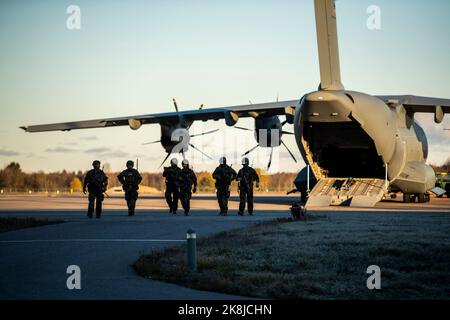 24 ottobre 2022, Estonia, Ämari: I soldati sbarcano da un aereo da trasporto Air Force Airbus A400M sull'asfalto dell'Airbase di Ämari. Le forze aeree e gli ispettori della Marina visitano l'Estonia per la manovra della Tigre Baltica 2022, lunga quasi un mese. Le unità della Marina militare e dell'Aeronautica militare praticano la protezione delle infrastrutture critiche sul fianco orientale della NATO in Estonia. Foto: Christophe Gateau/dpa Foto Stock