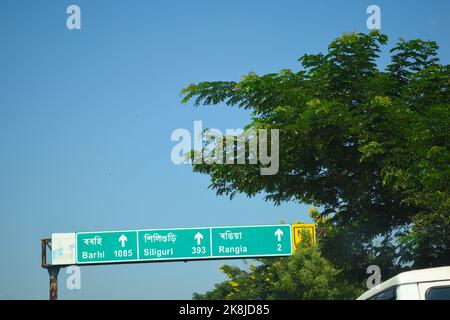 A Road Direction Board sulla National Highway 37 di Assam mostrando la distanza dei luoghi Foto Stock