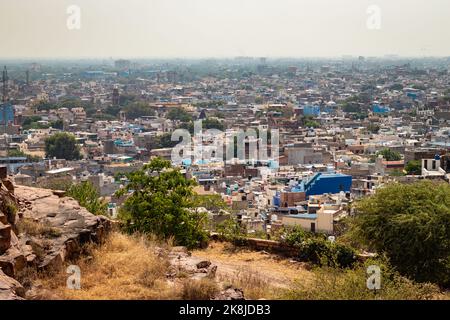 vista della città costruzione dalla cima della collina da immagine piana dell'angolo presa alla città blu o alla città del sole jodhpur rajasthan india il 22 ottobre 2022. Foto Stock