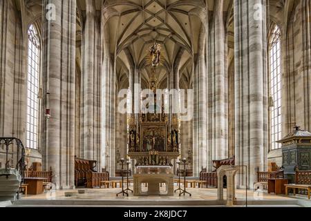 Innenraum und altar der katholischen Stadtpfarrkirche St. Georg, Dinkelsbühl, Mittelfranken, Bayern, Deutschland | interno e altare dei catoli Foto Stock