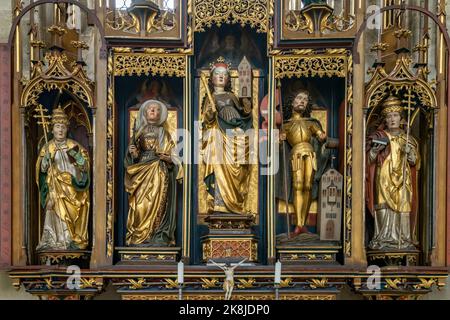 Kreuzaltar in der katholischen Stadtpfarrkirche St. Georg, Dinkelsbühl, Mittelfranken, Bayern, Deutschland | altare trasversale nella parrocchia della città cattolica Foto Stock