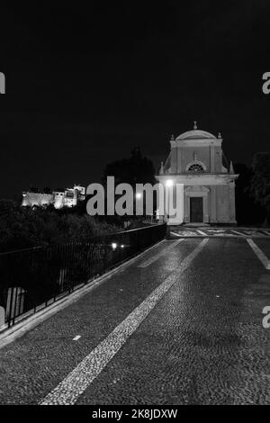 Vista notturna della Chiesa di san Giorgio con Castello Brown illuminato sullo sfondo, Portofino Liguria Nord Italia. Settembre 2022 Foto Stock