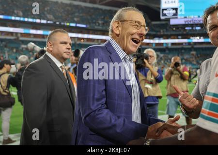 Domenica 23 ottobre 2022; Miami Gardens, Florida USA; Miami Dolphins Presidente del Consiglio di Amministrazione e managing partner generale Stephen M. Ross prima di una NFL ga Foto Stock