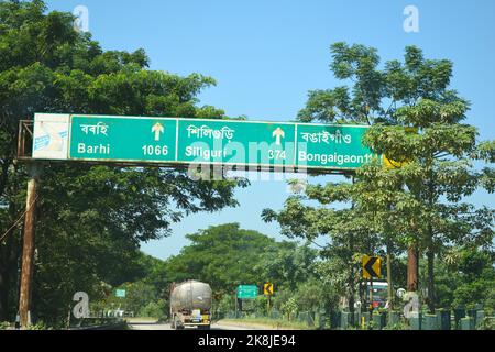 A Road Direction Board sulla National Highway 37 di Assam mostrando la distanza dei luoghi Foto Stock