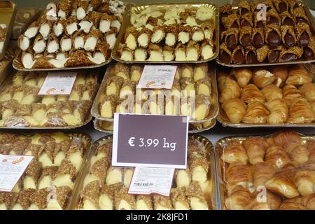 Roma, Italia - Fiera del cioccolato - assortimento di dolci in mostra Foto Stock