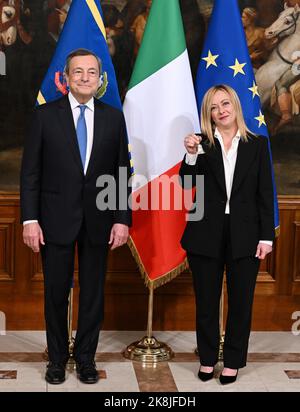 (221024) -- ROMA, 24 ottobre 2022 (Xinhua) -- il nuovo primo Ministro italiano Giorgia Meloni (R) espone la campana consegnata dal primo Ministro uscente Mario Draghi durante la cerimonia di consegna a Palazzo Chigi a Roma, 23 ottobre 2022. Giorgia Meloni domenica ha chiesto l'unità, perché ha preso simbolicamente il potere in un paese che ha affrontato quelle che ha detto sono state sfide 'più?. Anche se Giorgia Meloni è stata giurata sabato, il primo ministro uscente Mario Draghi ha passato il potere alla sua domenica in una riunione televisiva a Palazzo Chigi, sede ufficiale del governo italiano. (Foto di Alber Foto Stock