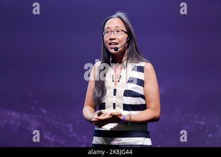 Eugenia Cheng che dà un discorso dal titolo 'la gioia dell'astrazione', sullo Stage dell'Universo, al New Scientist Live 2022 Foto Stock