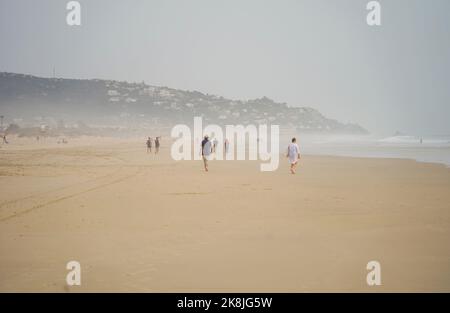 Zahara de los Atunes, gente che cammina sulla spiaggia ampia e nuda, Andalusia, Spagna. Foto Stock