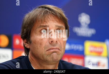 Foto del file datata 11-10-2022 di Antonio Conte, che ha rivelato Tottenham potrebbe rimanere senza quattro attori chiave per la visita di mercoledì dello Sporting Lisbona. Data di emissione: Lunedì 24 ottobre 2022. Foto Stock