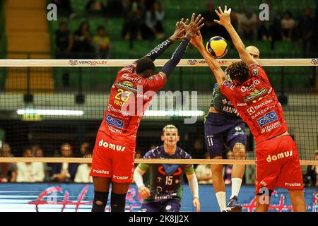 Arena di Monza, Monza, Italia, 23 ottobre 2022, Spike di GALASSI Gianluca (vero Volley Monza) sul blocco di Yant Marlon e Chinenyeze Barthelemy (Lube Civitanova) durante vero Volley Monza vs Cucine Lube Civitanova - Volley Campionato Italiano Serie A Men Superleague Foto Stock