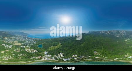 Panorama sul lago d'amore a forma di cuore girato in città vicino al mare. Panorama sferico equirettangolare senza cuciture a 360 gradi. Vista aerea del drone di pace Foto Stock