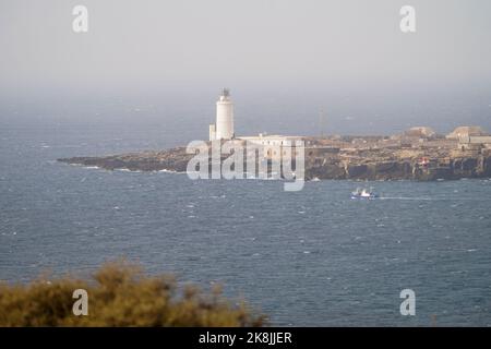 Faro del xviii secolo a Tarifa il punto, la Isla de las palomas, Costa de la Luz, Andalusia, Spagna. Foto Stock