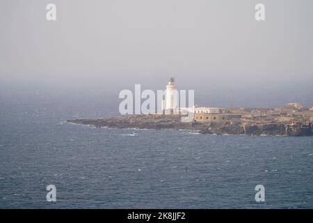 Faro del xviii secolo a Tarifa il punto, la Isla de las palomas, Costa de la Luz, Andalusia, Spagna. Foto Stock