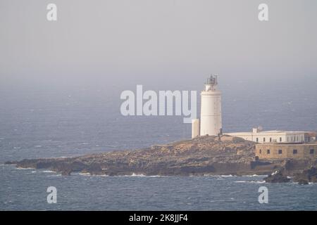 Faro del xviii secolo a Tarifa il punto, la Isla de las palomas, Costa de la Luz, Andalusia, Spagna. Foto Stock